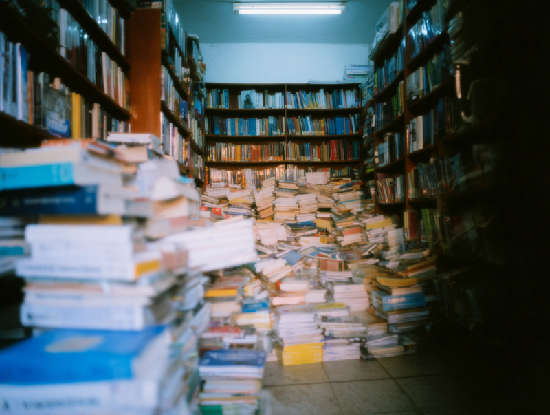 Une bibliothèque débordante de livres