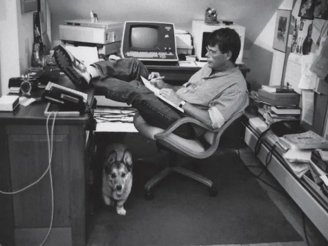 Stephen King wants you to read before you write. Stephen King Writer in his study