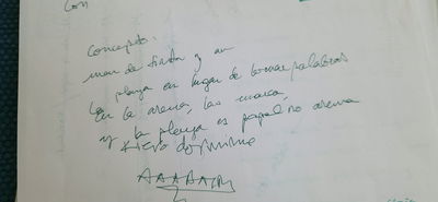 Papel y boli junto a la almohada