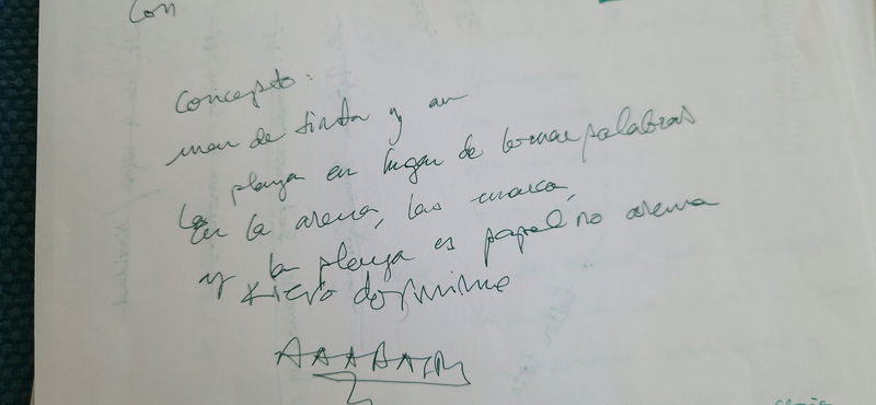 Papel y boli junto a la almohada