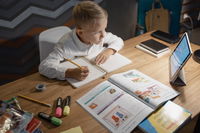 Why Online Tutoring UK Families Are Choosing Small Group Classes Over One-to-One